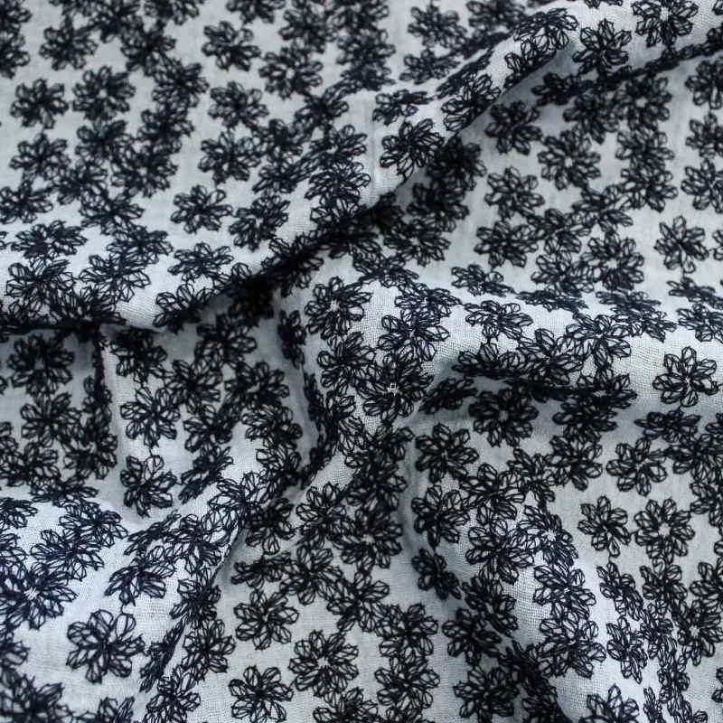 Mussola di cotone con fiori ricamati - Celeste Blu | ILTESSUTAIO