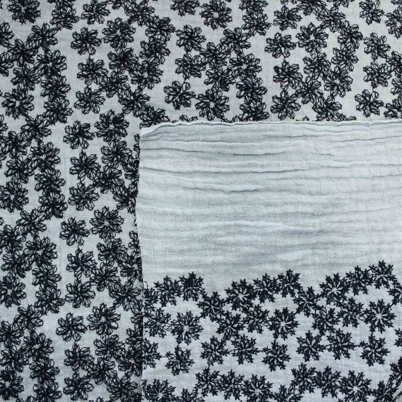 Mussola di cotone con fiori ricamati - Celeste Blu | ILTESSUTAIO