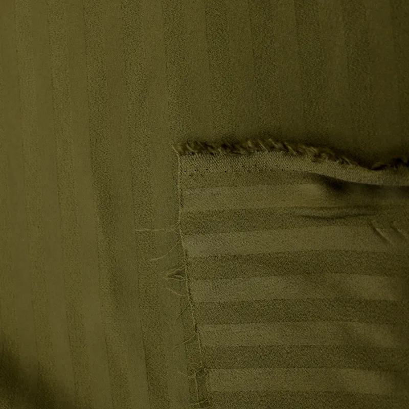 Tessuto rigato raso in viscosa verde militare  | Tessuti Made in Italy