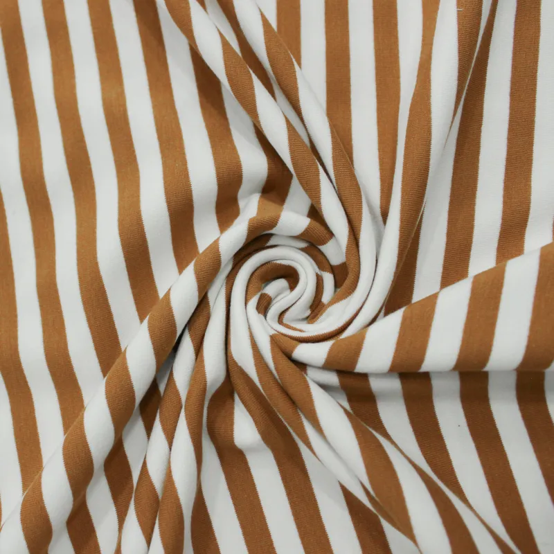 Tessuto felpa rigata bianca con righe tabacco – Stile e comfort