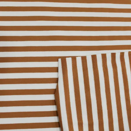 Tessuto felpa rigata bianca con righe tabacco – Stile e comfort