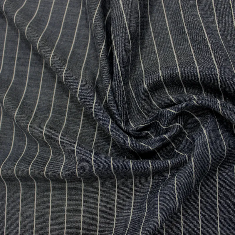 Tessuto gessato blu in poliviscosa | eleganza per abbigliamento uomo