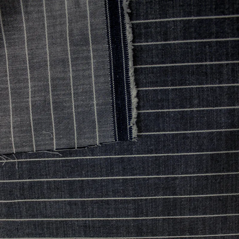 Tessuto gessato blu in poliviscosa | eleganza per abbigliamento uomo