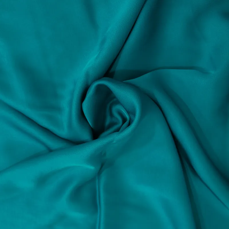 Tessuto Raso di Viscosa Turchese Vivace | Morbidezza e Lucentezza per Abiti