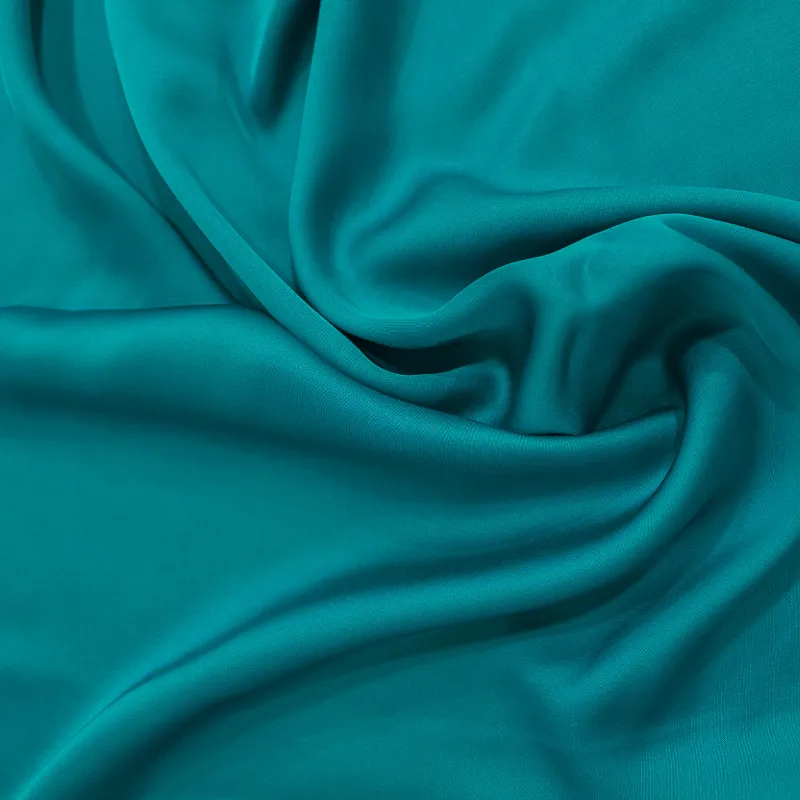 Tessuto Raso di Viscosa Turchese Vivace | Morbidezza e Lucentezza per Abiti