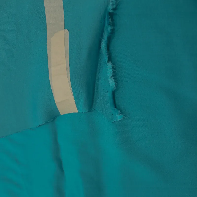 Tessuto Raso di Viscosa Turchese Vivace | Morbidezza e Lucentezza per Abiti