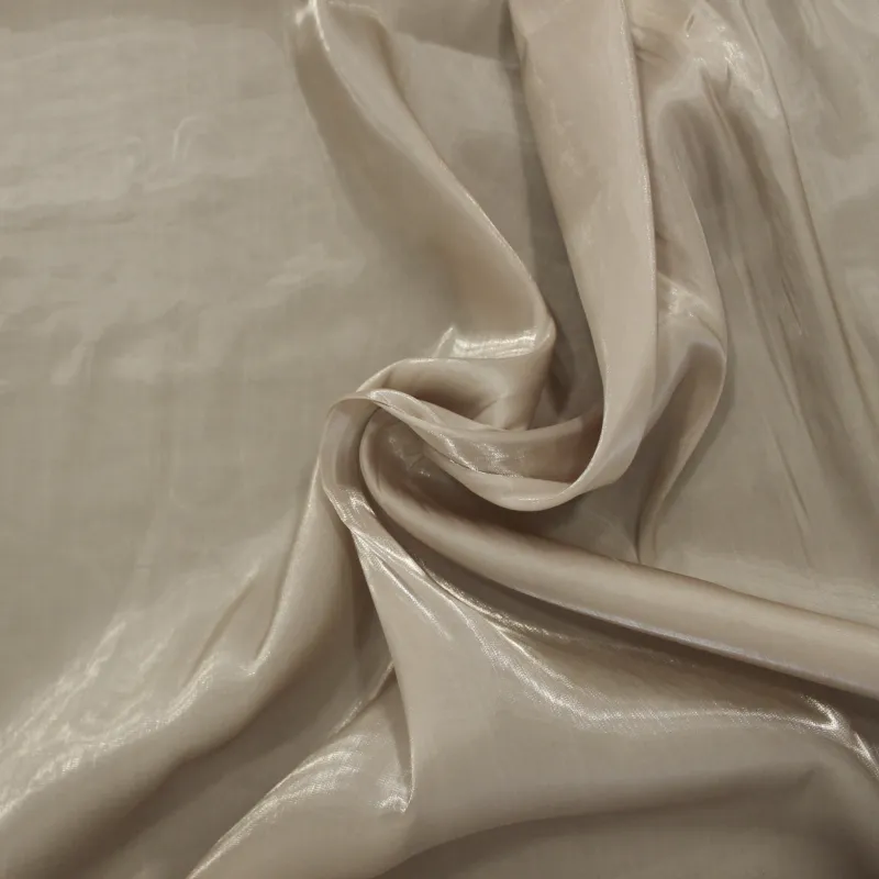 Tessuto raso cangiante beige – Eleganza per creazioni sartoriali