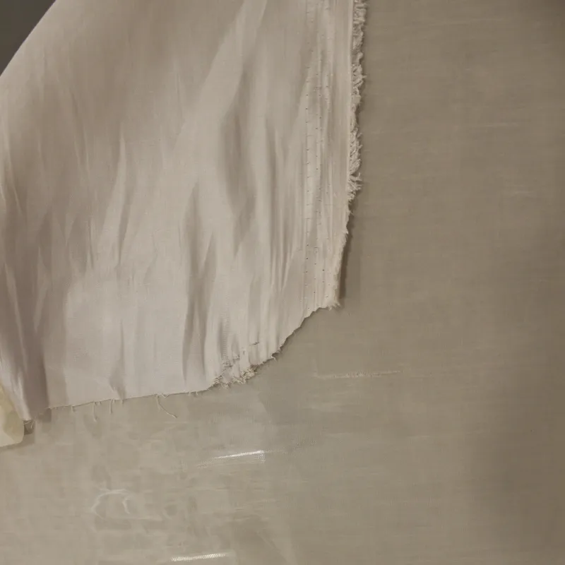 Tessuto raso cangiante beige – Eleganza per creazioni sartoriali