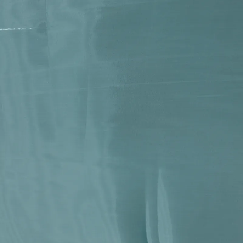 Tessuto raso cangiante azzurro – Eleganza e luminosità per moda