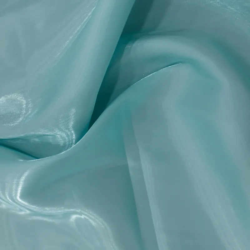 Tessuto raso cangiante azzurro – Eleganza e luminosità per moda