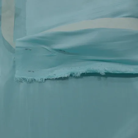 Tessuto raso cangiante azzurro – Eleganza e luminosità per moda